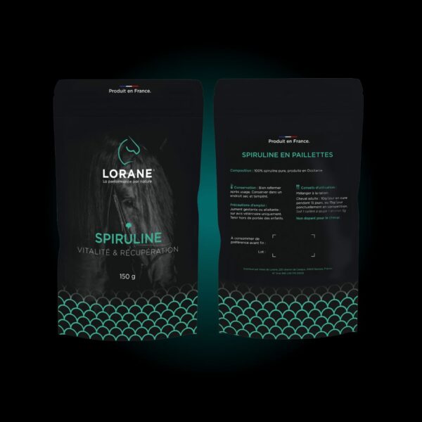 Packaging du produit vendu par Lorane à base de Spiruline. Face du produit : image d'un cheval et description des bienfaits du produit : vitalité et récupération Dos du produit : conseils d'utilisation, description des ingrédients, conservation, précaution d'emploi.