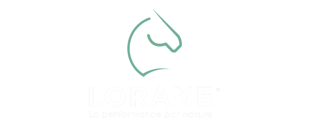 Logo de la marque Lorane. L'image représente le contour en trait vert de la tête d'un cheval ainsi que son encolure. En dessous, est inscrit le nom de la marque "Lorane" ainsi que le slogan "La performance par nature" en couleur blanc