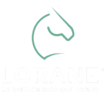 Logo de la marque Lorane. L'image représente le contour en trait vert de la tête d'un cheval ainsi que son encolure. En dessous, est inscrit le nom de la marque "Lorane" ainsi que le slogan "La performance par nature" en couleur blanc