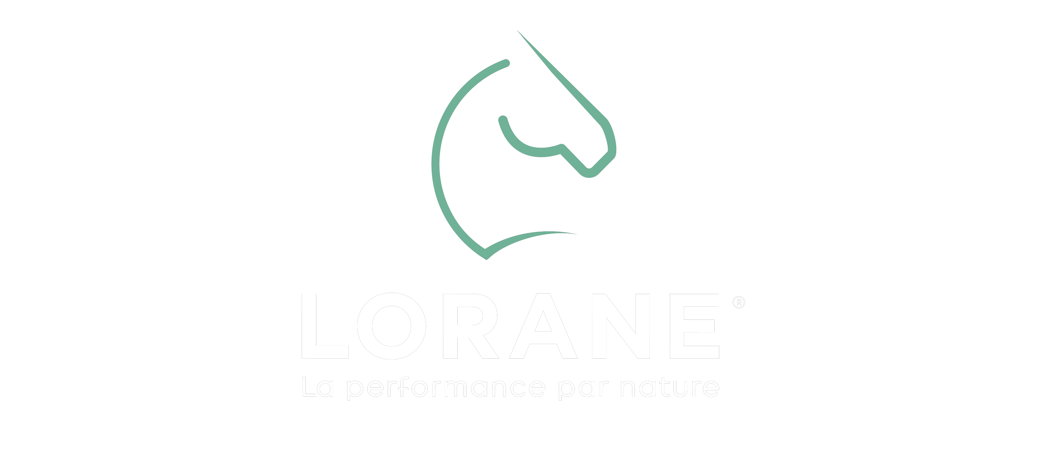 Logo de la marque Lorane. L'image représente le contour en trait vert de la tête d'un cheval ainsi que son encolure. En dessous, est inscrit le nom de la marque "Lorane" ainsi que le slogan "La performance par nature" en couleur blanc