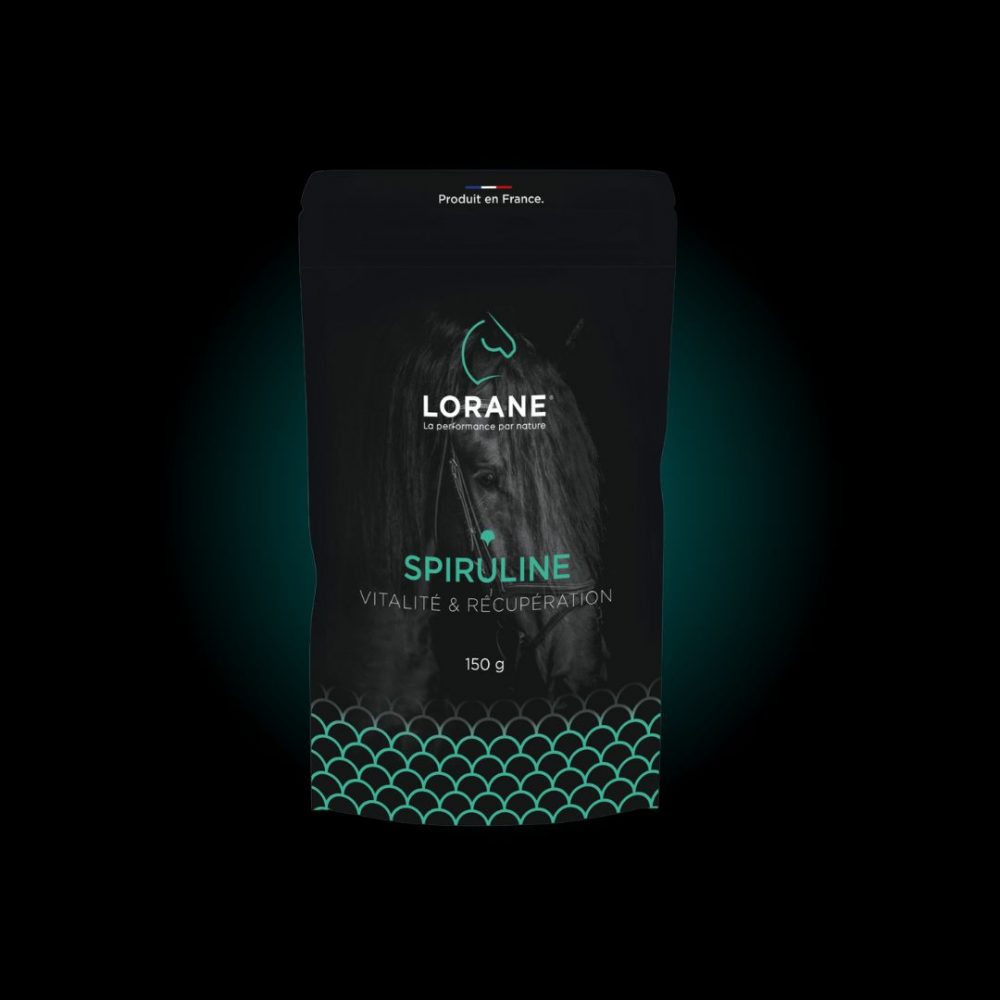 Packaging du produit vendu par Lorane à base de Spiruline. On voit une image d'un cheval et description des bienfaits du produit : vitalité et récupération.