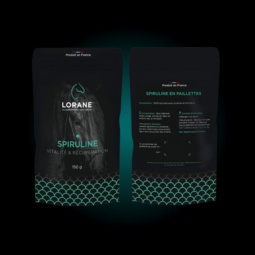 Packaging du produit vendu par Lorane à base de Spiruline. Face du produit : image d'un cheval et description des bienfaits du produit : vitalité et récupération Dos du produit : conseils d'utilisation, description des ingrédients, conservation, précaution d'emploi.